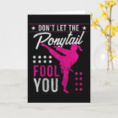 Carte Dont Let The Ponytail Fool You Funny Karate Girl  (Fleur jaune)