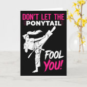 Carte Don't Let The Ponytail Fool You Karate Funny Karat (Fleur jaune)