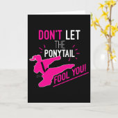 Carte Don't Let The Ponytail Fool You Karate Girl Funny  (Fleur jaune)