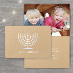 Carte Dorée Happy Hanoukka Simple Moderne Menorah One Photo<br><div class="desc">Souhaitez à la famille et aux amis les cadeaux simples de lumière et d'amour pour Hanoukka avec une carte photo personnalisée élégante pliée. Tout le texte sur ce modèle (y compris "Happy Hanoukka" sur le devant) est simple à customiser avec n'importe quel libellé. Le design en kraft naturel, blanc et...</div>