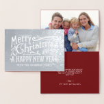 Carte Dorée Joyeux Noël Vintage Chalkboard Silver Foil<br><div class="desc">Vintage style tableau noir lettré à la main typographie de Noël plié cartes de voeux de vacances avec photo en option. Élégante feuille chatoyante met en valeur le lettrage rétro à la main et les tourbillons fantaisistes. Ajoutez une photo et créez votre propre message customisé avec notre modèle facile, ou...</div>