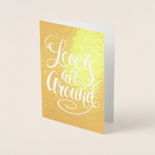 Carte Dorée L'Amour Est Tout Autour De La Typographie Manuelle