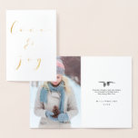 Carte Dorée Love & Joy Elegant Winter Christmas Family Photo<br><div class="desc">Célébrez la saison des fêtes magiques et festives avec nos vrais cartes photos de fêtes à papier. Notre design moderne et élégant de vacances dispose d'une belle écriture manuscrite élégante typographie "Love & Joy". L'intérieur dispose d'un grand espace réservé et d'un feuillage de vacances simple, de verdure et de cône...</div>