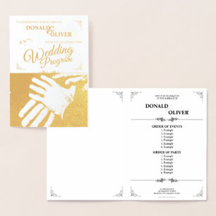 Carte Dorée Mains d'un couple gay de mariage avec des anneaux