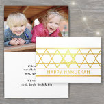 Carte Dorée Star of David Happy Hanoukka Modern Simple 1 Photo<br><div class="desc">Envoyez vos souhaits élégants Happy Hanoukka avec une carte pliée photo personnalisée moderne. Tout le libellé de ce modèle est simple à personnaliser. Le design en papier peint noir, blanc et or présente un design géométrique Star of David, une typographie minimaliste art déco vintage et une photo de votre choix....</div>