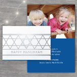 Carte Dorée Star of David Happy Hanoukka Techelet Blue 1 Photo<br><div class="desc">Envoyez vos souhaits élégants Happy Hanoukka avec une carte pliée photo personnalisée moderne. Tout le libellé de ce modèle est simple à personnaliser. Le design de papier peint bleu, blanc et argent de la techelette présente un design géométrique Star of David, une typographie minimaliste art déco vintage et une photo...</div>