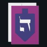 Carte Dreidel coloré w. LETTRE HÉBRAÏQUE Hey Hanoukka<br><div class="desc">Le rêve bleu d'Indigo sur l'arrière - plan magenta foncé vibrant avec la lettre hébraïque brillant pour les célébrations de la fête juive de Hanoukka. Traditionnellement, pendant les vacances de Chanukah, les enfants (et souvent les adultes) jouent un jeu de danger avec un dreidel (ou sévivon en hébreu moderne). Sur...</div>