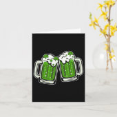 Carte Drinking drôle de jour de St-Patrick Shamrock vert (Fleur jaune)