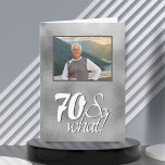Carte Drôle 70 alors What Grey Metal 70th Birthday Photo<br><div class="desc">Drôle 70 alors Quel Script gris métal 70e Carte photo d'anniversaire. Drôle et inspirant dire 70 alors ce qui est dans le script blanc sur un arrière - plan gris métallique. Parfait pour une personne qui a le sens de l'humour. Vous pouvez modifier le numéro d'âge, la photo et ajouter...</div>