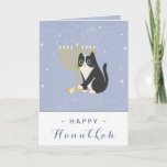 Carte Drôle chat Menorah et Dreidel Happy Hanoukka Blue<br><div class="desc">Surprenez vos amis et votre famille avec cette carte de voeux élégante et à thème Hanoukka ! Modifiez facilement le texte en cliquant sur l'option "personnaliser ce modèle".</div>