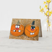 Carte drôle de citrouilles de Thanksgiving sur hay bale (Fleur jaune)