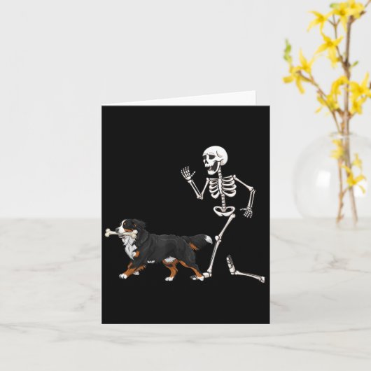 Carte Drôle Halloween Bernese Mountain Dog Et Skeleton (Fleur jaune)