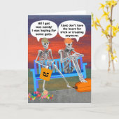 Carte Drôle Skeletons d'Halloween sur banc (Fleur jaune)