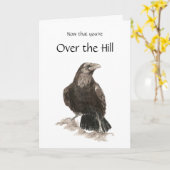 Carte Drôle, sur la colline, Anniversaire avec corbeau (Fleur jaune)