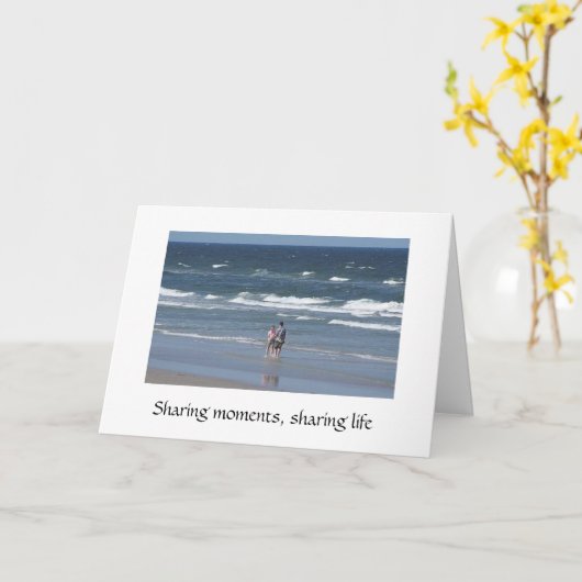 Carte du couple se promenant sur la plage de l'océ (Fleur jaune)