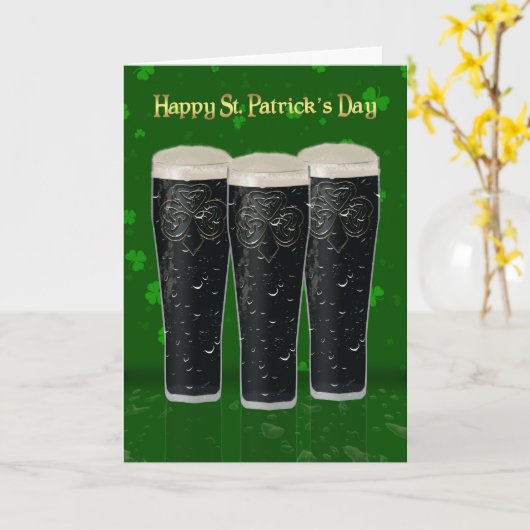 Carte du jour de St Patrick avec des pintes de (Fleur jaune)