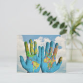 Carte du monde peint en couleurs dans les mains, p (Debout devant)