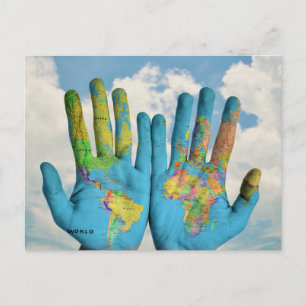 Carte du monde peint en couleurs dans les mains, p