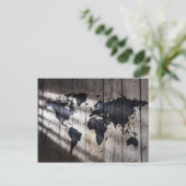 Carte du monde sur la texture du bois (Debout devant)