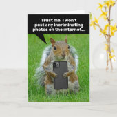 Carte Écureuil Drôle Avec Téléphone Cellulaire Qui Prend (Fleur jaune)