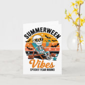 Carte Éffrayant Summer Beach Skeleton Funny Halloween Su (Fleur jaune)