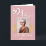 Carte Elégant 60 et Fabulous Twigs 60th Birthday Photo<br><div class="desc">Elégant 60 et Fabulous Gold Twigs 60e Carte photo d'anniversaire. 60 et texte fabuleux en écriture dorée tendance et une brindille dorée élégante avec des feuilles sur un arrière - plan rose. Personnalisez-le avec votre nom et votre photo,  et faites une carte de voeux d'anniversaire personnalisée et élégante.</div>
