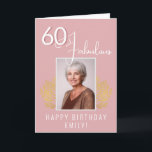 Carte Elégant 60 et Fabulous Twigs 60th Birthday Photo<br><div class="desc">Elégant 60 et Fabulous Gold Twigs 60e Carte photo d'anniversaire. 60 et texte fabuleux en écriture dorée tendance et une brindille dorée élégante avec des feuilles sur un arrière - plan rose. Personnalisez-le avec votre nom et votre photo,  et faites une carte de voeux d'anniversaire personnalisée et élégante.</div>