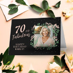 Carte Elégant 70 et Fabulous Flower 70th Birthday Photo<br><div class="desc">Elégant 70 et Fabulous Flower 70th Birthday Carte photo. 80 et texte fabuleux en script tendance avec un nom sur un arrière - plan noir. La photo personnalisée est dans un cadre fleuri. Personnalisez-le avec votre photo, nom et âge. Ajoutez votre texte à l'intérieur de la carte ou effacez-le. C`est...</div>