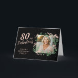 Carte Elégant 80 et Fabulous Flower 80th Birthday Photo<br><div class="desc">Elégant 80 et Fabulous Flower 80th Birthday Carte photo. 80 et texte fabuleux en script tendance avec un nom sur un arrière - plan noir. La photo personnalisée est dans un cadre fleuri. Personnalisez-le avec votre photo, nom et âge. Ajoutez votre texte à l'intérieur de la carte ou effacez-le. C`est...</div>