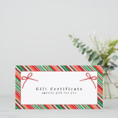 Carte Élégant Certificat Cadeau Ruban Rayé Rouge et Vert (Debout devant)