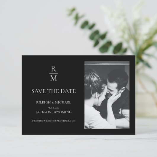 Carte Élégant Noir Monogramme Mariage Enregistrer la Dat (Debout devant)