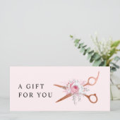 Carte Elégant rose en cuivre ciseaux en or coiffeuse (Debout devant)
