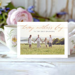 Carte Élégant Rose Gold Script Mère's Day Photo<br><div class="desc">Des cartes photos de fête des mères imprimés sur mesure et abordables. Ce design minimaliste élégant présente un texte de script élégant avec un effet d'or rose. Personnalisez-le avec 4 photos et votre message personnalisé Joyeux Fête des Mères. Utilisez les outils de conception pour customiser des polices de texte et...</div>