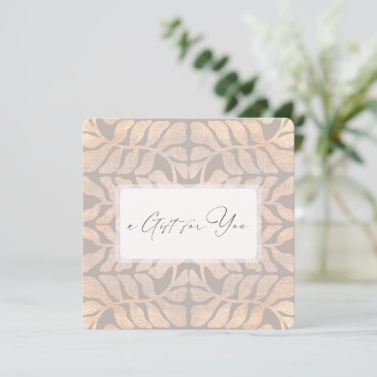 Carte Élégant Script Leaf Motif certificat cadeau (Debout devant)