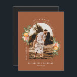 Carte Elégant verger de Citrus | Boho Enregistrer la dat<br><div class="desc">Doté de belles plantes agrumes et de votre enregistrer les détails de la date. Le cadre arché rétro masque une photo complète. La couleur Arrière - plan peut être personnalisée. Des tons verts, orange tangerine vive et rose pamplemousse se marient pour ce joli mélange de couleur terreuse et inattendue. Ajoutez...</div>