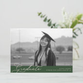 Carte Élégante graduation photo avec script vert moderne (Debout devant)