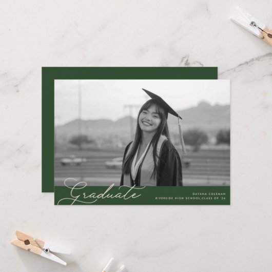 Carte Élégante graduation photo avec script vert moderne (Devant/Arrière en situation)