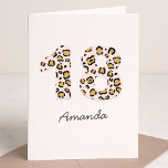 Carte Empreinte de léopard 18 | Modern Cute Name 18th Bi<br><div class="desc">Simple, design et tendance empreinte de léopard de 18 ans carte de voeux en poster de animal marron et noir sur un arrière - plan rose pâle. Le nom et le message intérieur dans un script moderne peuvent être facilement personnalisés pour une carte unique de 18ème anniversaire pour le jour...</div>
