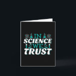 Carte En Science, nous faisons confiance Citation - Ense<br><div class="desc">Dans Science We Trust citation. Mignonne, artistique, drôle de citation scientifique avec une touche religieuse. L'art possède un microscope et un équipement d'expérimentation de flacon pour professeur de sciences masculin ou féminin. > Utilisation pour l'appréciation des professeurs de sciences, de chimie, de biologie ou de physique geek, ou des enfants...</div>
