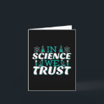 Carte En Science, nous faisons confiance Citation - Ense<br><div class="desc">Dans Science We Trust citation. Mignonne, artistique, drôle de citation scientifique avec une touche religieuse. L'art possède un microscope et un équipement d'expérimentation de flacon pour professeur de sciences masculin ou féminin. > Utilisation pour l'appréciation des professeurs de sciences, de chimie, de biologie ou de physique geek, ou des enfants...</div>