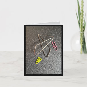 Carte En train de le tenir avec un trombone