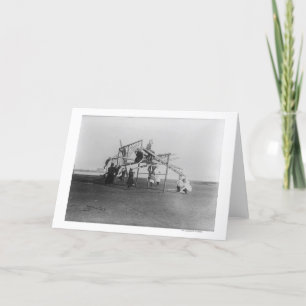 Carte Enfants appréciant le terrain de jeu Swingset