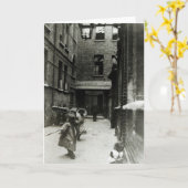 Carte Enfants jouant dans un bidonville, 1899 (Fleur jaune)