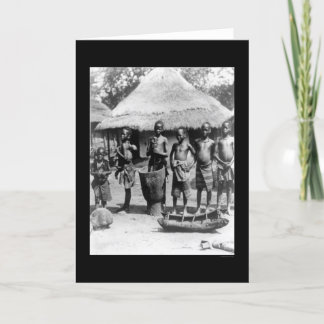 Carte Enfants par une maison au toit de chaume en Afriqu