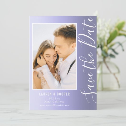 Carte Enregistrer La Date Bleu Style Script Moderne Mari (Debout devant)