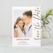 Carte Enregistrer La Date Brown Script Design Moderne Ma (Debout devant)