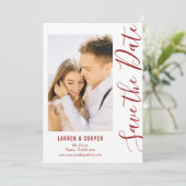 Carte Enregistrer La Date Dark Red Style Mariage moderne (Debout devant)