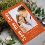 Carte Enregistrer La Date Photo Design Moderne Simple Ma<br><div class="desc">Save The Date Stylish Modern Simple Wedding Cards présente votre photo préférée avec le texte "Save the date" dans typographie de script de calligraphie moderne. Parfait pour les mariages,  anniversaire,  baby shower,  fêtes et fêtes d'anniversaire. Conçu pour vous par ©Evco Studio www.zazzle.com/store/evcostudio</div>