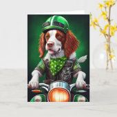 Carte Épaniel breton conduisant un vélo Saint-Patrick (Fleur jaune)