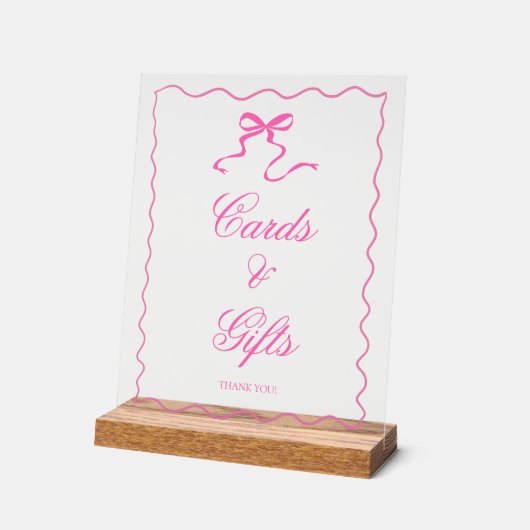 Carte et cadeaux bébé shower avec un nœud rose (Angle)